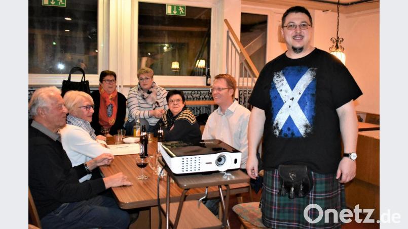 Zur Garderobe von Markus Biersack gehört ein Kilt. Seine Bilderreise durch Schottland verfolgen die Grafenwöhrer Kolpingmitglieder und andere Interessierte im Spatzennest des Jugendheims. Bild: rgr