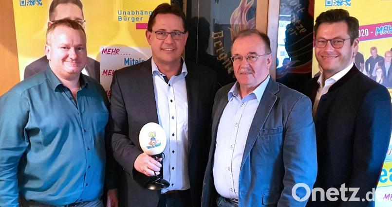 Die Marktratskandidaten bedanken sich bei ihren Bürgermeisterkandidaten mit einem überdimensionalen Ei als Lampe. Bild: exb