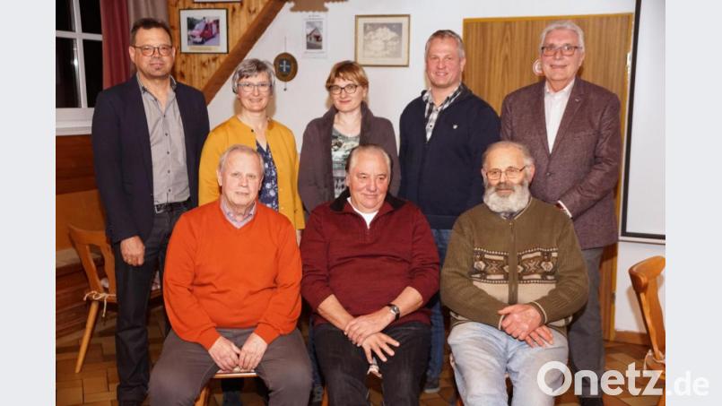 Die langjährigen Mitglieder (sitzend, von links) Erhard Birner, Josef Busch und Gerhard Dötterl sowie Erna Raps und Matthias Melzner (stehend, Dritte und Vierter von links) erhalten Ehrungen von Harald Schlöger (von links) und Maria Frauenholz sowie Zweitem Bürgermeister Josef Hecht (rechts). Bild: bkr