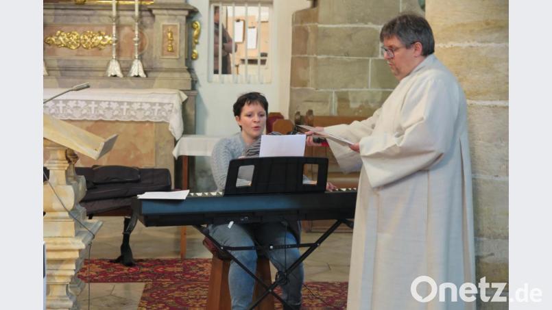 Katharina Lippert spielte die Lieder, die sie mit dem Kinderchor bei der Feier der Erstkommunion singen wird. Bild: jzk
