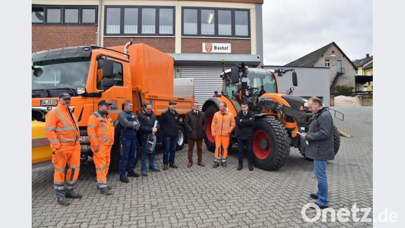 Übergabe der Fahrzeuge am Sulzbach-Rosenberger Bauhof. Bild: ANDREAS ROYER