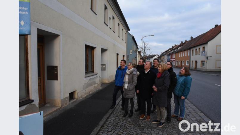 Die CSU will Anreize schaffen, um dem Leerstand im Ortskern entgegenzutreten (von links):: Michael Biller, Eva Nagler, Michael Ott, CSU-Bürgermeisterkandidat Marcus Eichenmüller, Thomas Hottner, Fraktionsvorsitzende Elisabeth Kraus, Marco Gräßmann und Manuela Fronhofer. Bild: nag