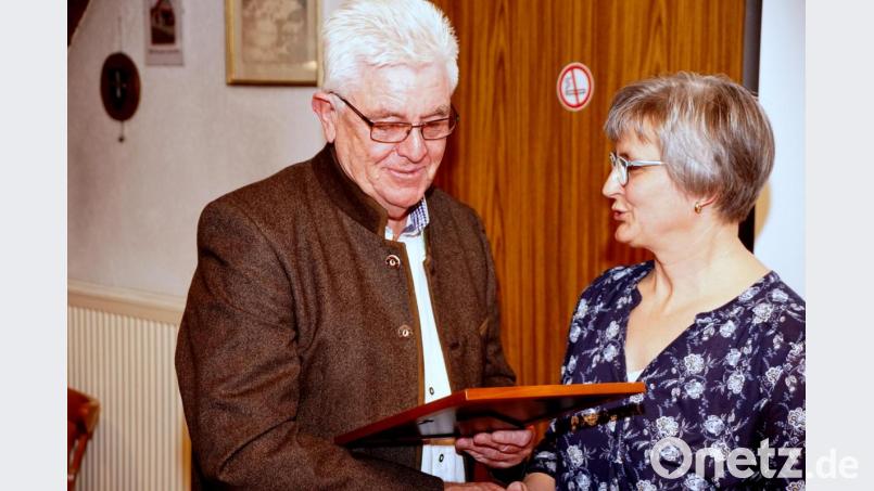 Richard Frauenholz gehört zu den ersten beiden Ehrenmitgliedern des Vereins. Maria Frauenholz überreichte ihm die Urkunde. Bild: bkr