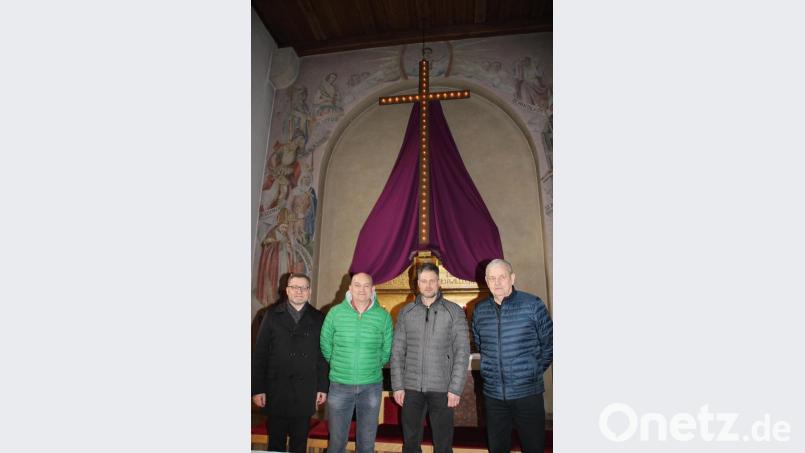Dekan Markus Brunner, Elektriker Michael Graubmann, Mesner Christian Beck und Kirchenpfleger Hans Senft (von links) freuen sich, dass das beleuchtete Fastenkreuz heuer nach 30 Jahren wieder den verhüllten Altar der Barbarakirche während der Fastenzeit ziert und für eine besondere, feierliche Atmosphäre im Kirchenraum sorgt. Bild: ads