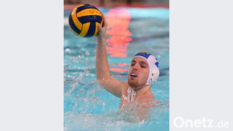 Ansetzen zum ungewöhnlichen Wurf: Niko Neumann ist wohl der Spieler der Saison beim SV Weiden. Bild: af