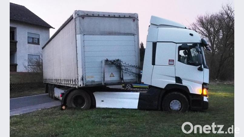 Um einer zu niedrigen Unterführung auszuweichen, machte ein Lkw-Fahrer in Obersdorf ein riskantes Wendemanöver und blieb in der Wiese stecken. Bild: Petra Hartl