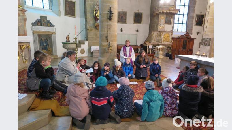 "So wie Jesus am Karfreitag seinem Apostel Petrus verziehen hat, so verzeiht er auch uns, wenn wir ihn um Verzeihung bitten“, erklärte Gemeindereferent Jochen Gößl den Kindern beim Weggottesdienst. Bild: jzk
