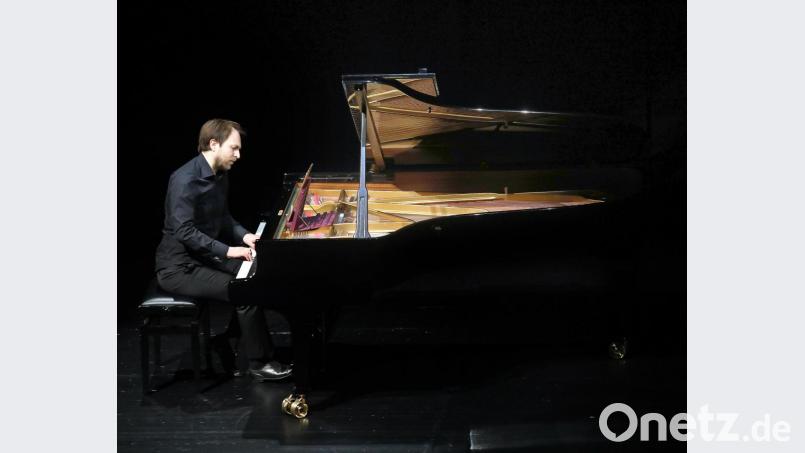 Herbert Schuch beherrscht Klavierkunst auf höchstem Niveau. Bewundernswert die Pianissimo-Kultur, die überlegene Klangregie, die Führung, Färbung, Beleuchtung, Abschattierung der Stimmen. Bild: Wolfgang Steinbacher