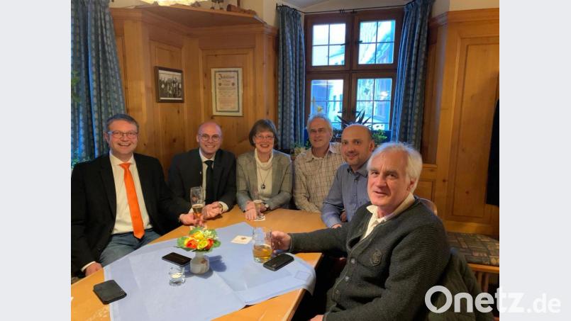 Beim Mittelstandsgespräch (von links): Stellvertretender Landesvorsitzender der Freien Wähler Bayern und Landratskandidat Hans Martin Grötsch, MdL und parlamentarischer Geschäftsführer Fabian Mehring, Bürgermeisterkandidatin FW Hirschau Johanna Erras-Dorfner, Inhaber Schloss-Hotel Clemens Dorfner, Stadtratskandidat Matthias Dotzler und Brauereibesitzer Franz Dorfner. Bild: exb