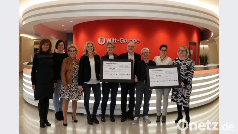 Über die Spendensumme freuen sich Chorleiterin Stefanie Zühlke-Schmidt (Dritte von links), Chormitglieder sowie die Verantwortlichen von Donum Vitae und Dornrose. Bild: exb