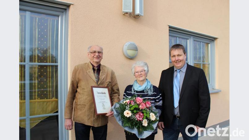 Helmut Standfest wurde zum Ehrenvorsitzenden der Imker ernannt. Im Bild (von links) Helmut und Rita Standfest und Vorsitzender Martin Fischer. Bild: hä