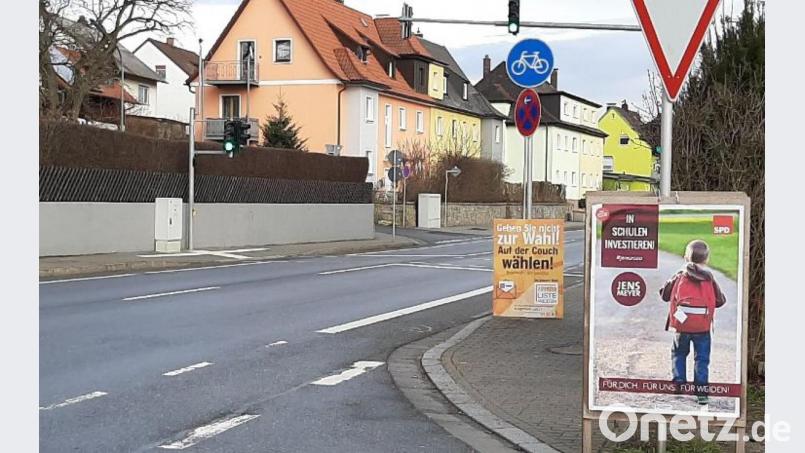 Zuvor waren dort noch zwei Plakate angebracht. Die Stadt hat auf die Anwohner-Beschwerde reagiert und die Beseitigung des vorderen Plakats veranlasst. Bild: Georg Arnold/exb