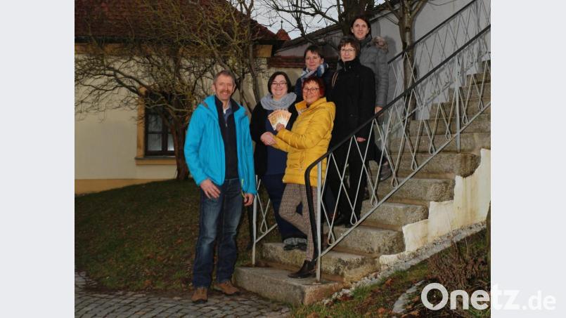 Eine Abordnung des Ausschusses Ehe und Familie des Pfarrgemeinderates Kastl übergab am Dienstagabend 600 Euro an die Schirmherrin Edith Lippert von der „Aktion Lichtblicke“.
Von links nach rechts: Thomas Deubzer, Martina Reger, Edith Lippert, Doris Dimper, Birgit Hecht und Kerstin Slama. Bild: rpp