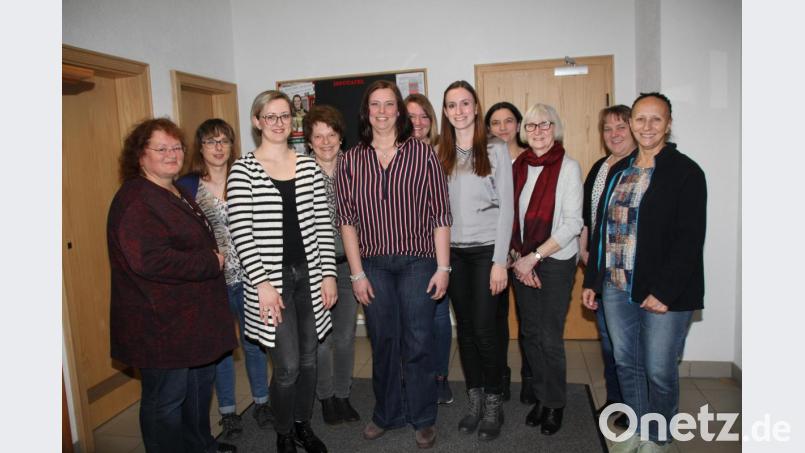 An der Spitze des GOV Wildeppenried steht eine neugewählte Vorstandschaft um Julia Hauer (Dritte von links) und Nina Ruhland (nicht im Bild). Zum geglückten Wechsel gratulierten Fachberaterin Heidi Schmid (links) und Zweite Bürgermeisterin Christa Zapf (Dritte von rechts). Bild: frd
