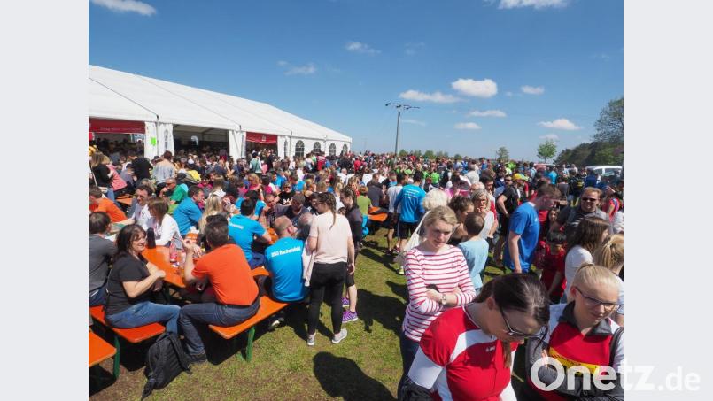 Ein proppevolles Zelt, und davor auch jede Menge Leute: Rund 3000 Menschen kommen normalerweise zur Siegerehrung eines Landkreislaufes. Bild: ref