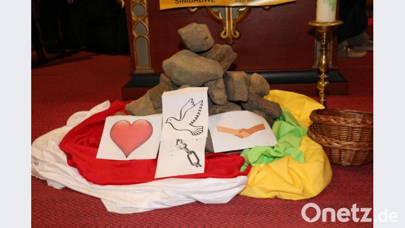 Die Symbole der Andacht standen für die Suche nach Frieden, ein Zeichen für die Liebe und für die Versöhnung. Bild: rpp