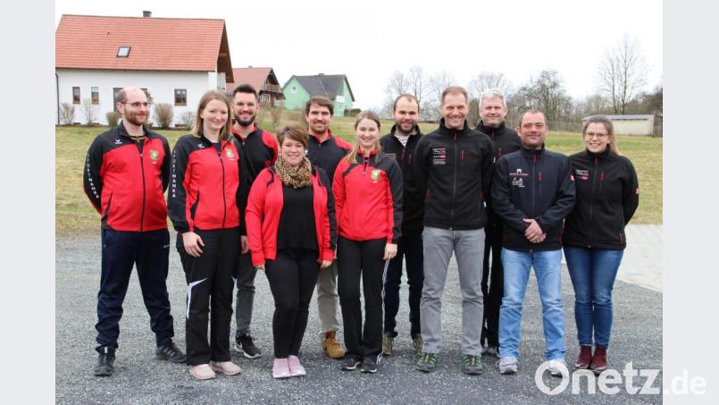 Zufriedene Gesichter bei (von links) Andreas Kurz, Susanne Bauer, Kevin Knott, Lisa Rieß, Patrick Kurz, Ingrid Breu (alle Neumühle), Julian Kemptner, Ferdinand Stipberger, Markus Ulrich, Achim Hüttner und Magdalena Kellner (alle Holzhammer). Bild: ffl