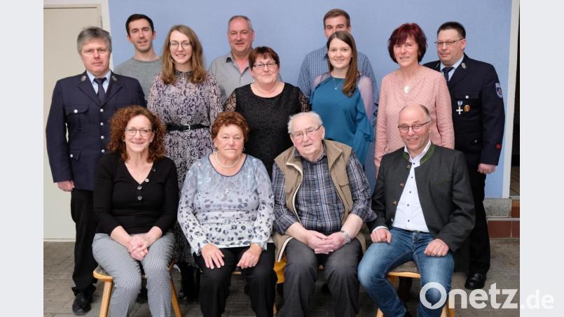 Im Kreise seiner musikbegeisterten Familie feiert Anton Diepold (vorne, Zweiter von rechts) seinen 80. Geburtstag. Unser Bild zeigt den Jubilar mit Bürgermeister Albert Nickl (vorne, von rechts), Ehefrau Erika und Pfarrgemeinderätin Heike Gmelch sowie Kindern, Enkelkindern und Vertretern der Feuerwehr Tremmersdorf. Bild: do