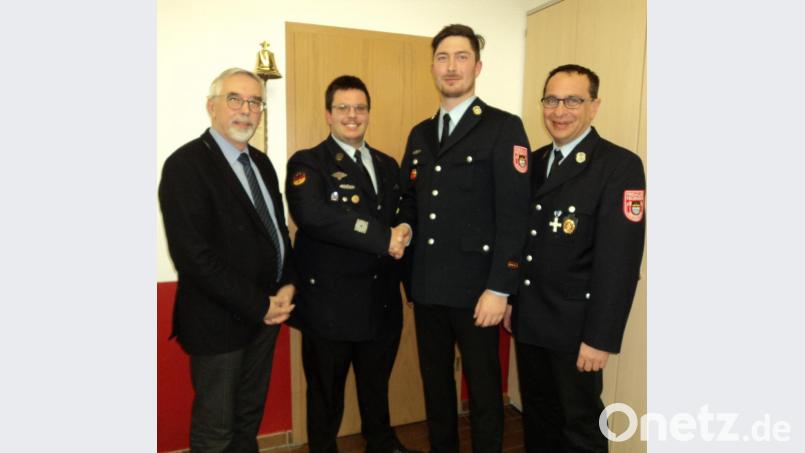 Andreas Giehrl (Zweiter von rechts) wünscht seinem Stellvertreter Tobias Bollog (Dritter von rechts) eine glückliche Hand. Mit im Bild Vorsitzender Manfred Bösl (rechts) und Bürgermeister Manfred Rodde (links). Bild: ksi