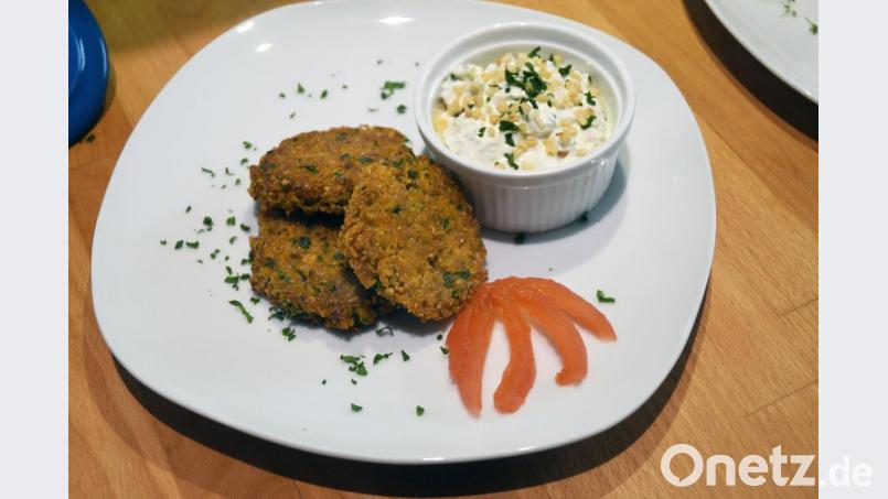 Mit einem leichten Dip schmecken die Grünkern-Möhren-Bratlinge besonders gut. Bild: Gabi Schönberger
