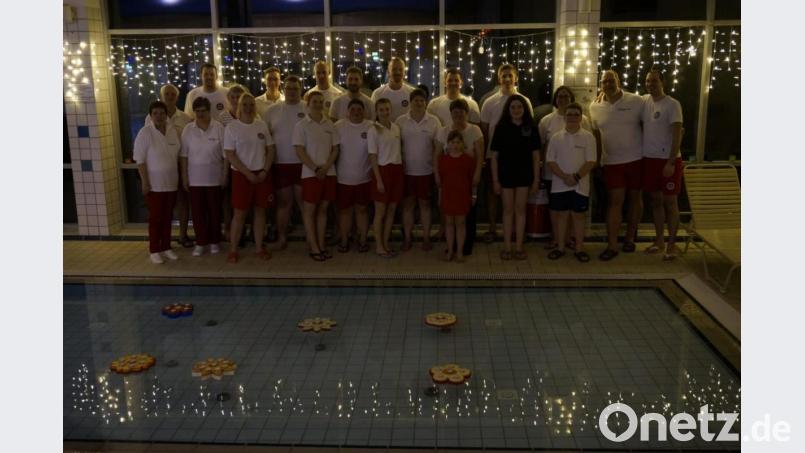 Das Helferteam zur Veranstaltung &quot;Nacht der 1000 Lichter&quot; der Wasserwacht stellte sich vor dem Start zum Erinnerungsbild. Bild:  Pascal Fischer/exb