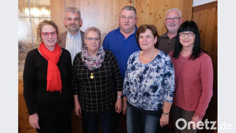 Der weitgehend wiedergewählte Vorstand des VdK-Ortsverbands Luitpoldhöhe-Poppenricht (von links): Silke Kunz, Bürgermeister Roger Hofmann, der die Leistungen des VdK würdigt, Eva Senft, Vorsitzender Franz Senft, Petra Herz, Werner Rößner und Hedy Rößner. Bild: usc