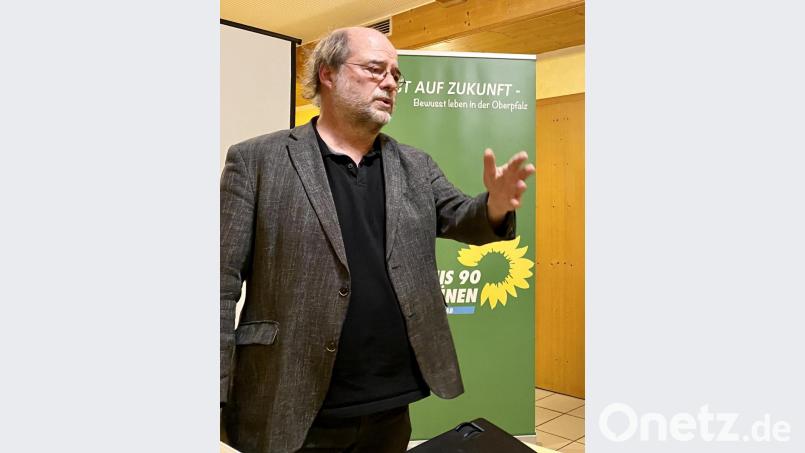 Eike Hallitzky, Landesvorsitzender von Bündnis 90/Die Grünen, sieht seine Partei und deren Kandidaten auch auf dem Land im Aufwind. In Parkstein macht der den Grünen-Kandidaten, ob sie nun Landrat oder Bürgermeister werden wollen, Mut Bild: Eichl
