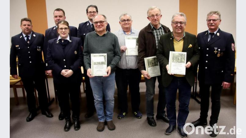 Ausgezeichnet wurden vom Vorsitzenden Helmut Oppl (rechts) die langjährigen Mitglieder Toni Dutz, Otto Bächer, Herbert Gmeiner und Joachim Fürnrohr (mit Urkunden von rechts). Den Geehrten gratulierten auch die Führungsleute, KBM Florian Trießl, Kommandant Christian Schön, Schriftführerin Sabrina Meißner und 2. Vorsitzender Thomas Oppl (von links). Bild: wro