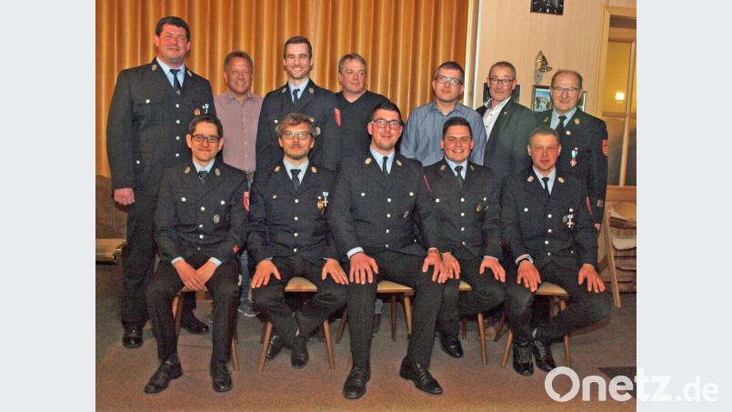 KBI Hubert Blödt und Bürgermeister Erwin Geitner (stehend, von rechts) gratulierten dem neuen Vorsitzenden des Feuerwehrvereins, Christoph Hirzinger (sitzend, Mitte), und seiner Mannschaft zur Wahl. Bild: sön