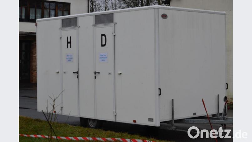 Vor dem Feuerwehrhaus in Tirschenreuth ist ein Container gestellt. Bild: Benkhardt