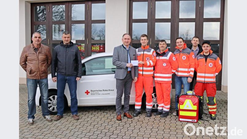 Vereinsvorsitzender Richard Kammerer übergibt Philipp Mangold die Spende des Vereinskartells (Mitte) Bild: jma