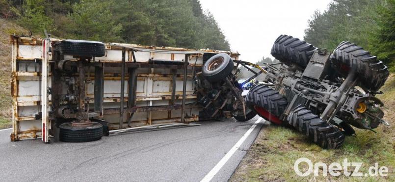 Weil er stark bremsen musste, verlor der Fahrer des Traktors die Kontrolle über sein Gespann auf der Staatsstraße zwischen Illschwang und Aichazandt. Bild: gf