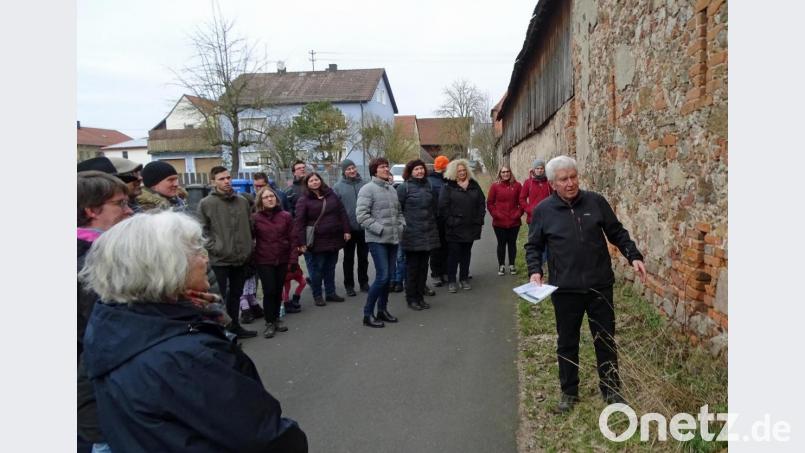 Historisches Gemäuer von 1823 zwischen Kirchenstraße und der Straße am Dorfbach zeigt Heimatforscher Georg Kick beim Dorfrundgang der SPD Rothenstadt/Konradshöhe. Bild: Dobmeier