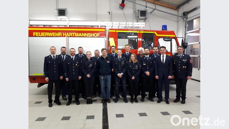 Verantwortung bei der Feuerwehr Hartmannshof übernehmen (von links) Stefan Ringer, Alexander Bock, Christof Reichel, Matthias Bock, Michelle Schuhmann, Ralf Höfler, Matthias Näpfel, Markus Boslau, Jonas Rücker, Niklas Schmalzl, Hannah Löhner, Harald Ringer, Martin Ringer, Stefan Bauer, Bürgermeister Jörg Fritsch und Thorsten Brunner. Bild: exb