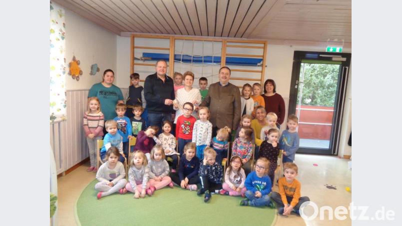 Die beiden Vorsitzenden Franz Gottschalk (rechts) und Peter Dotzler (links) bei der Spendenübergabe an die Kindergartenleiterinnen zusammen mit Kindern und Personal Bild: dpe