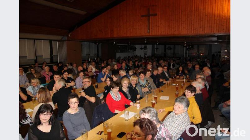 Eine bis auf den letzten Platz besetzte Mehrzweckhalle war der Lohn der musikalischen Leistung der Blaskapelle. Bild: kro