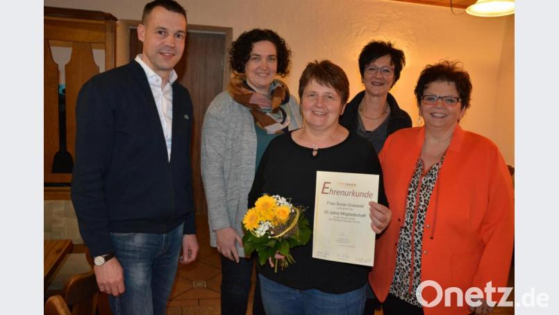 Sonja Grassold (Mitte) wurde für zwanzigjährige Zugehörigkeit zur Konnersreuther Frauenunion geehrt. Dazu gratulierten (von links) CSU-Ortsvorsitzender Andreas Malzer, Kreisvorsitzende Tina Zeitler, stellvertretende Ortsvorsitzende und Kreisrätin Inge Härtl, sowie Ortsvorsitzende Christa Wölfl. Bild: jr