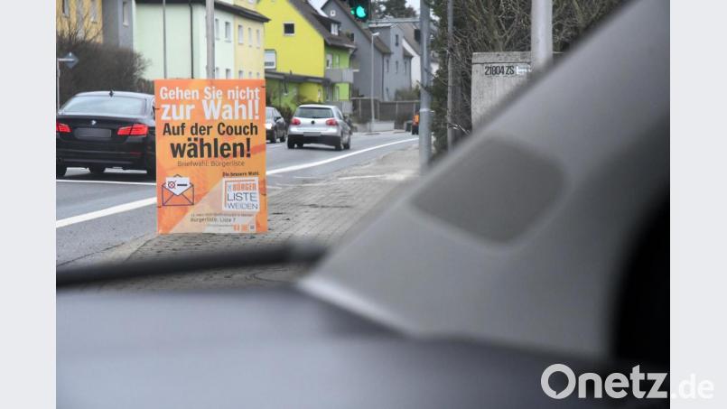 Eines der Wahlplakate stand am Mittwochvormittag noch, das andere war weg. Laut Anwohner Georg Arnold versperrten sie Rechtsabbiegern, die aus dem Weidingweg auf die Christian-Seltmann-Straße fahren wollen, die Sicht. Bild: Gabi Schönberger