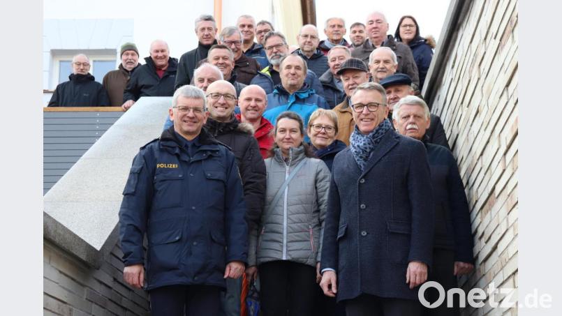 Werner Schönfelder (links), Thomas Dietrich (Zweiter von links), Bürgermeister Franz Stahl (vorne rechts) und Klaus Müller (hinten, Vierter von links) und die Besucher der PI auf der Außentreppe der Fronfeste. Bild: Stadt Tirschenreuth/exb