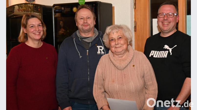 Bettina Echinger, Hans-Peter Schübel und Marga Schart (von links) wurden für langjährige Mitgliedschaft geehrt. Unser Bild zeigt se mit Zweitem Vorsitzenden Jakob Echinger (rechts). Bild: gf
