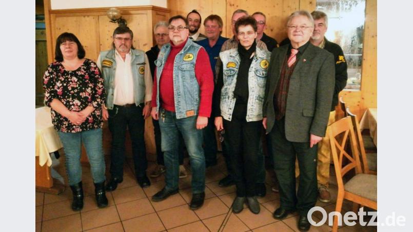 Das Führungsteam des Trucker-Clubs Stoipfalz (von links): Karin Hofmann, Gerhard Paa, Robert Karl, Peter Bugera, Marco Bolz, Alfred Kellner, Otto Baumgarten, Heidi Dotzler, Horst Höfler, Gerd Geismann und Hans-Peter Fenk. Bild: exb