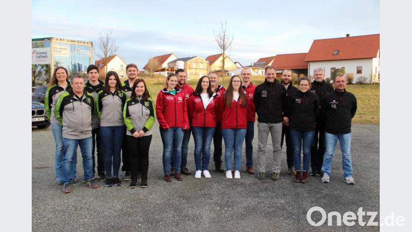 Die erfolgreichen drei Mannschaften, (von links) Vizemeister Bad Berneck, Meister Sassanfahrt und der Drittplatzierte Holzhammer Bild: ffl
