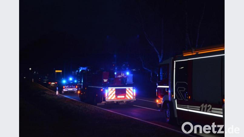 Spektakulärer Einsatz in den Abendstunden bei Schottenhof. Ein großes Aufgebot an Feuerwehren und Polizei war am Samstagabend im Einsatz. Bild: jr