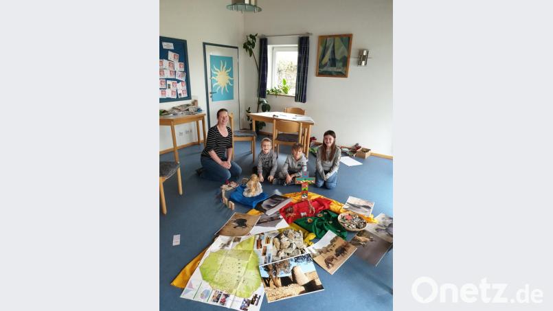 Viel afrikanische Symbolik begleitet den Kindergottesdienst in der Kreuzkirche. Bild: rn