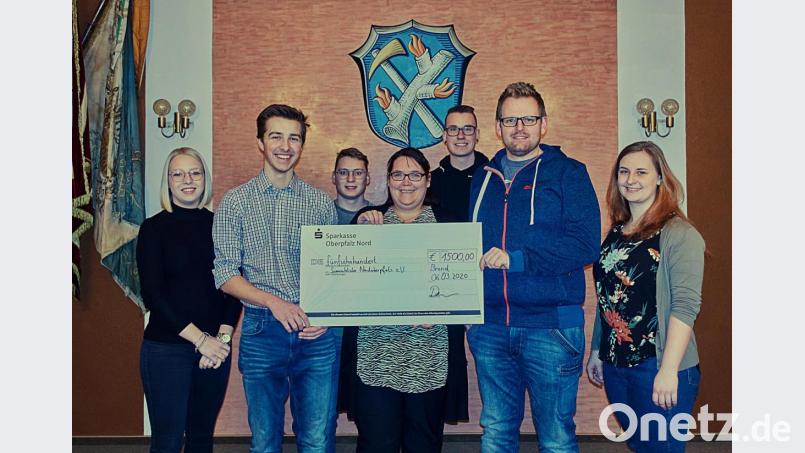 JU-Vorsitzender Benny Schindler (vorne, links) übergibt die Spende an den stellvertretenden Vorsitzenden von Sonnenblicke Nordbayern e.V., Marco Pscherer (vorne, rechts) in Anwesenheit mehrerer JU-Mitglieder: von links: Reiß Leonie, Daubner Elias, Daniela Müller, Jonas Thiel, Maria König Bild: ld