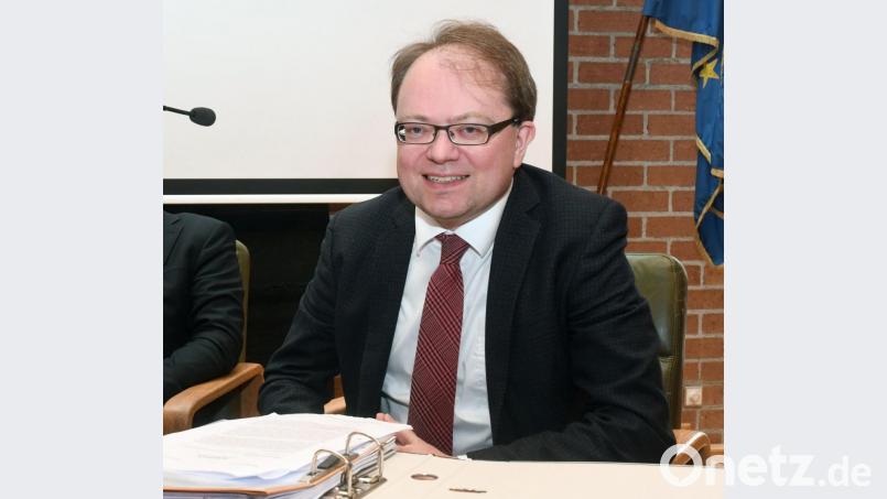 Rechtsanwalt Max Reicherzer erläutert das Wohnbaulandentwicklungskonzept der Stadt Weiden. Bild: Gabi Schönberger