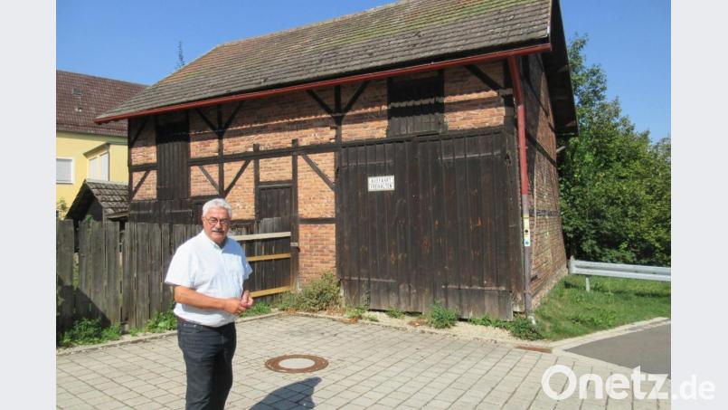 Rote Backsteine und braune Balken prägen die Scheune, die Bürgermeister Rupert Troppmann zu einem Kommunbrauhaus umbauen will. Rechts um die Kurve geht es zur Einfahrt zum Parkhaus unter dem ehemaligen Schermanwesen. Bild: ui