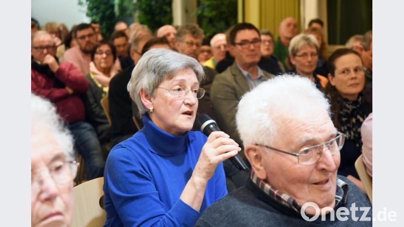 Monika Wittmann ergreift das Wort, und drängt auf eine schnelle Fertigstellung der Sanierung der Kita St.Joseph. Bild: Gabi Schönberger