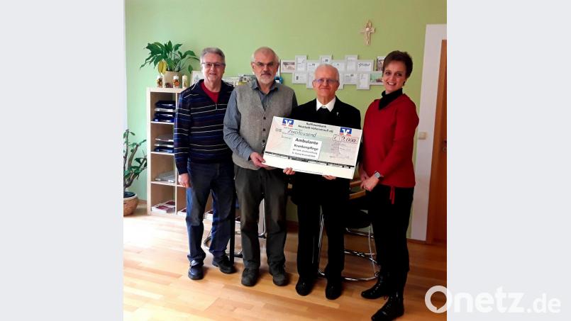 Pfarrer Josef Häring und Kirchenpfleger Josef Schieder (Zweiter und Dritter von rechts) übergeben einen Scheck über 2000 Euro an Pflegedienstleiterin Annette Scherb (links) und Geschäftsführer Rudolf Kneidl (rechts). Bild: exb/Josef Schieder