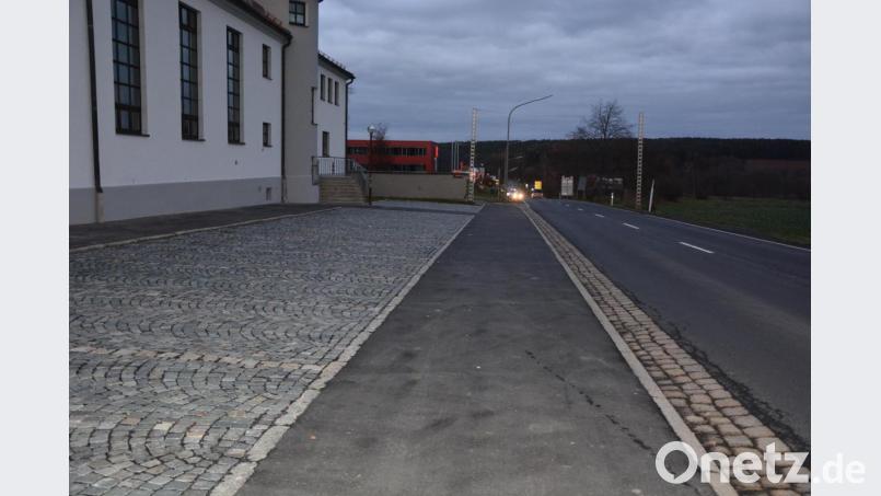 An der Stadthalle in Waldsassen sollte das Fluchtfahrzeug kontrolliert werden. Bild: jr